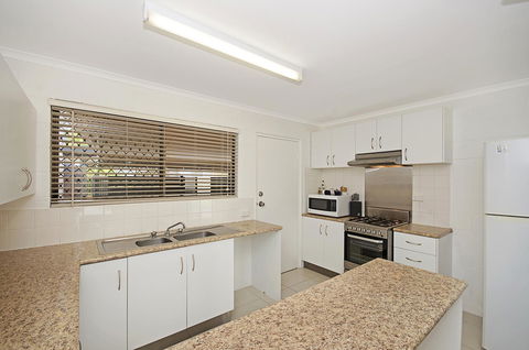 Townsville Holiday Apartments - Accommodation Port Macquarie 13