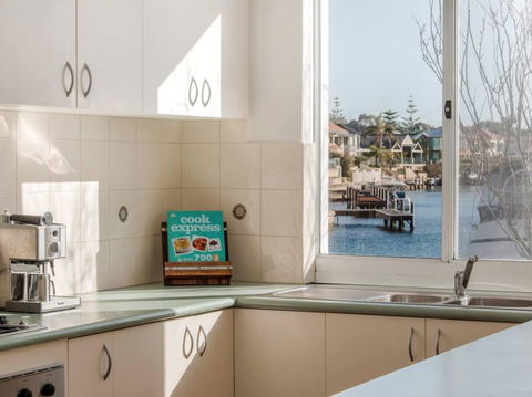 Waters Edge Apartment With Jetty - Accommodation Port Macquarie 3