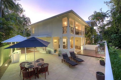 Whispering Palms - Accommodation Port Macquarie 0