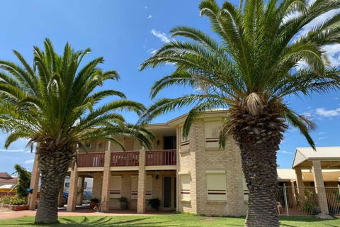Whispering Palms - Accommodation Port Macquarie 0