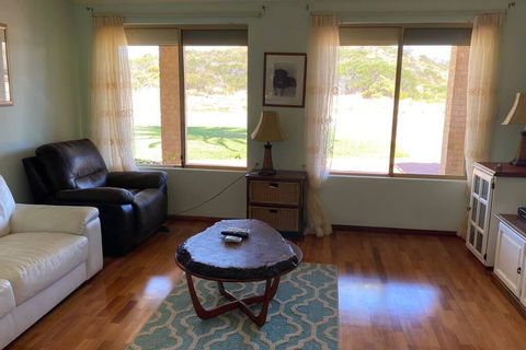 Whispering Palms - Accommodation Port Macquarie 3