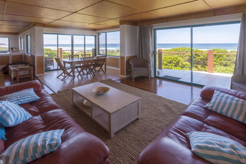 White Waves On The Beach - Accommodation Port Macquarie 3
