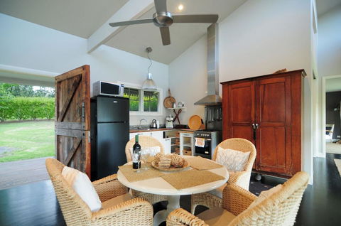 Willabrook Retreat - Mojo Cottage - Romantic Escape! - Accommodation Port Macquarie 3