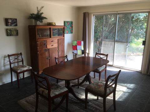 Yarram Cottage: Art And Accommodation - Accommodation Port Macquarie 3