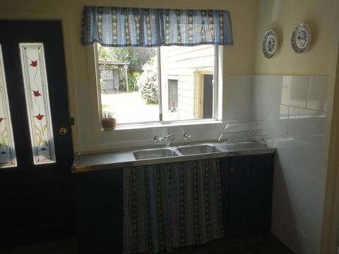 Yarram Cottage: Art And Accommodation - Accommodation Port Macquarie 2