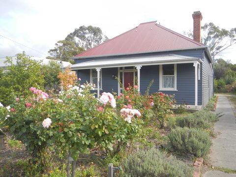 Yarram Cottage: Art And Accommodation - Accommodation Port Macquarie 0