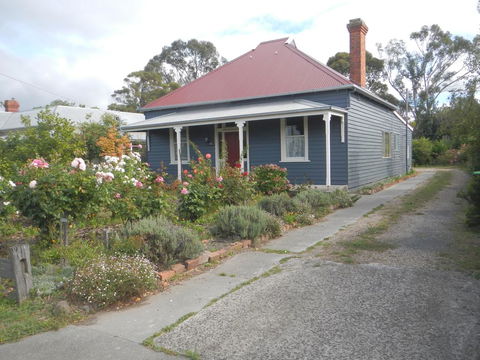 Yarram Cottage: Art And Accommodation - Accommodation Port Macquarie 1