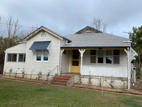 Yellow Door House Adelong - Accommodation Port Macquarie 1