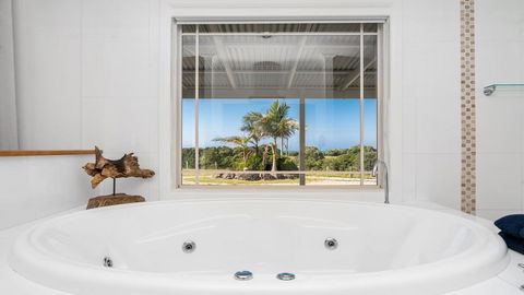 Your Luxury Escape - Byron Sunset Breeze - Accommodation Port Macquarie 0