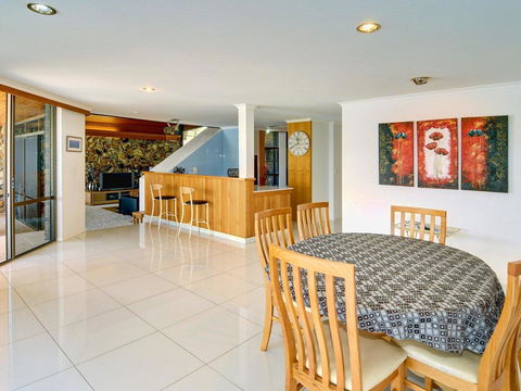 Yulunga 20 - 4 BDRM Canal Home With Pool - Accommodation Port Macquarie 2
