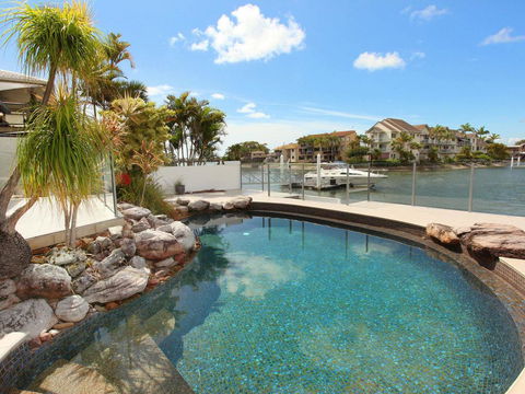 Yulunga 20 - 4 BDRM Canal Home With Pool - Accommodation Port Macquarie 0