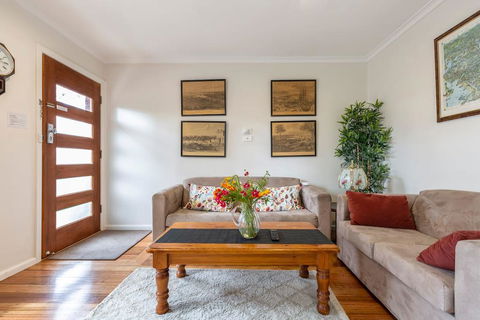 Spacious Bungalow5min Walk To Station5min To Box HillWiFiParking - Accommodation Port Macquarie 0