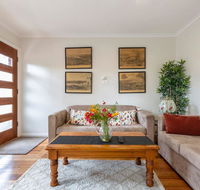 Spacious Bungalow5min walk to station5min to Box HillWiFiParking - Accommodation Port Macquarie