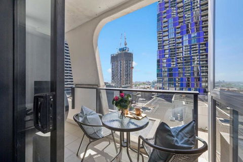 A Cozy 2BR Apt Next To Queen Victoria Market & Melbourne Central With City Views - Accommodation Port Macquarie 0