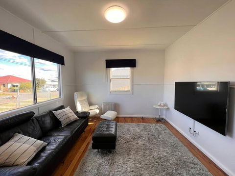 A Delightful Two-bedroom Cottage On Toowoon Bay. - Accommodation Port Macquarie 0