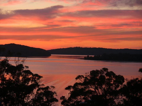 A LAKEHOUSE ESCAPE - A Waterfront Reserve On Shores Of Lake Macquarie - Accommodation Port Macquarie 0