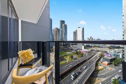 A Modern & Spacious 2BR Apt City Views Southbank - Accommodation Port Macquarie 1