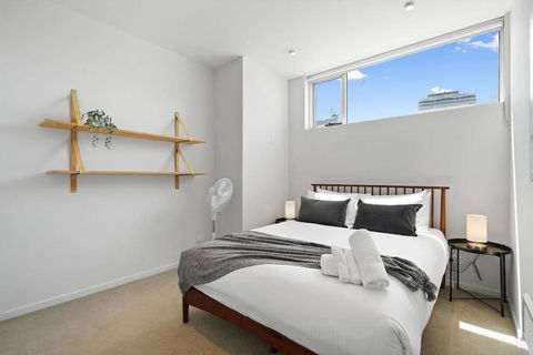 A River-side 2bdm Footscray Oasis + Parking - Accommodation Port Macquarie 2