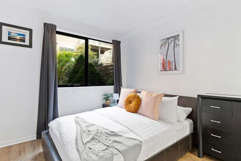 A Spacious 2BR Apt With A Courtyard & FREE Parking - Accommodation Port Macquarie 1