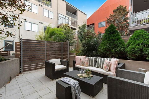 A Spacious 2BR Apt With A Courtyard & FREE Parking - Accommodation Port Macquarie 2
