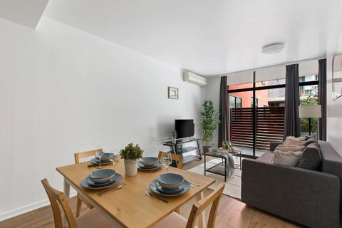 A Spacious 2BR Apt With A Courtyard & FREE Parking - Accommodation Port Macquarie 4