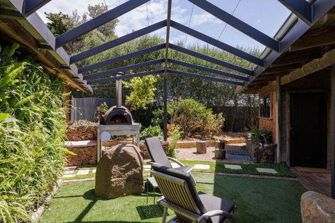A Stylish And Unique Retreat At Surf Beach - Accommodation Port Macquarie 0