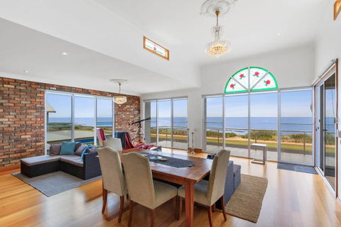 Absolute Bay Frontage With Open Fire And Spa Bath - Accommodation Port Macquarie 0