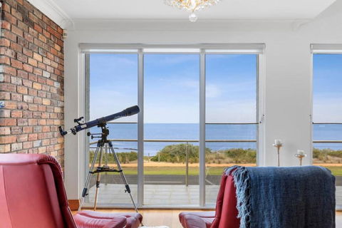 Absolute Bay Frontage With Open Fire And Spa Bath - Accommodation Port Macquarie 1