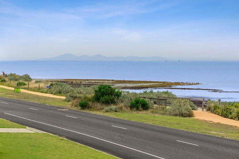 Absolute Bay Frontage With Open Fire And Spa Bath - Accommodation Port Macquarie 2