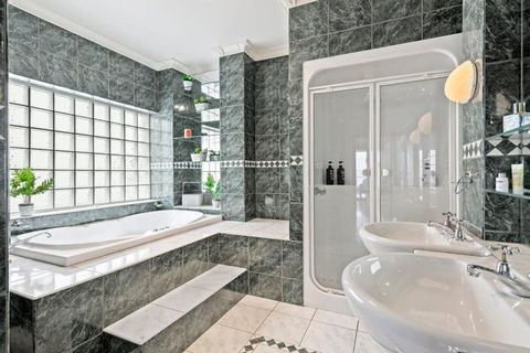 Absolute Bay Frontage With Open Fire And Spa Bath - Accommodation Port Macquarie 3