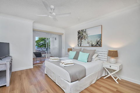 Absolute Beachfront 2 Bedroom Apartment Alassio Palm Cove - Accommodation Port Macquarie 1