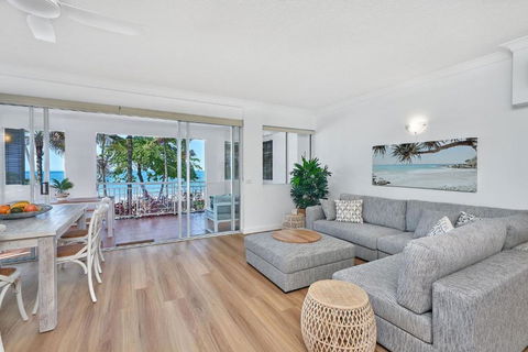 Absolute Beachfront 2 Bedroom Apartment Alassio Palm Cove - Accommodation Port Macquarie 2