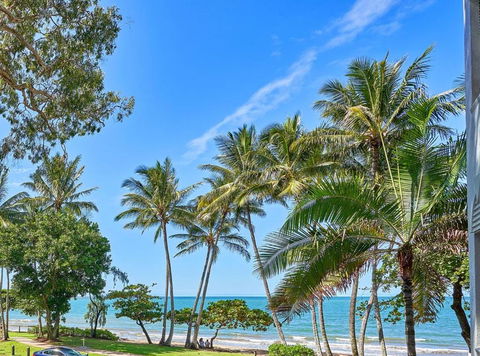 Absolute Beachfront 2 Bedroom Apartment Alassio Palm Cove - Accommodation Port Macquarie 3