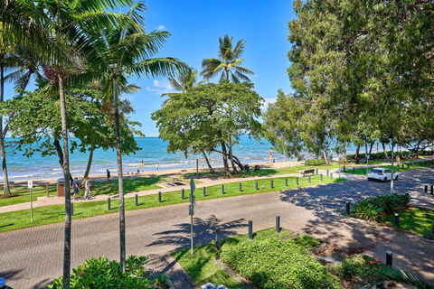 Absolute Beachfront 2 Bedroom Apartment Alassio Palm Cove - Accommodation Port Macquarie 0