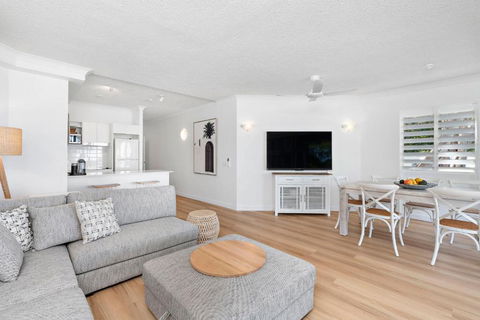 Absolute Beachfront 2 Bedroom Apartment Alassio Palm Cove - Accommodation Port Macquarie 4
