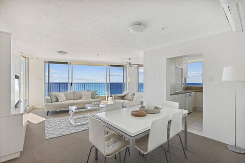 Absolute Beachfront Apartment - Accommodation Port Macquarie 3
