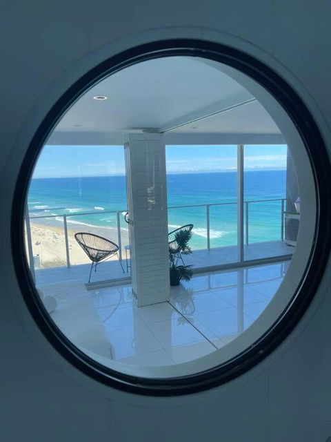 Absolute Beachfront Central Surfers Paradise - Accommodation Port Macquarie 1