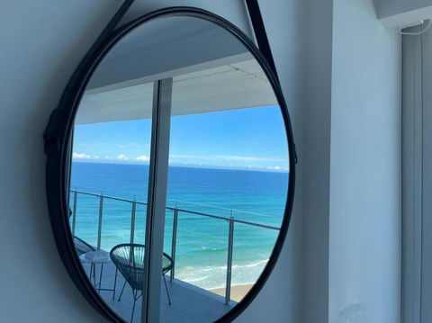 Absolute Beachfront Central Surfers Paradise - Accommodation Port Macquarie 3