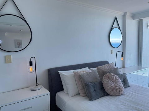 Absolute Beachfront Central Surfers Paradise - Accommodation Port Macquarie 4