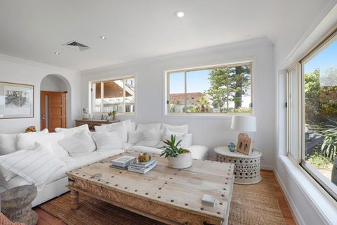 Absolute Beachfront Luxury In Narrabeen - Accommodation Port Macquarie 4