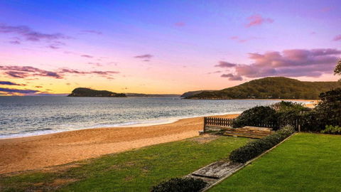 Absolute Beachfront On Stunning Pearl Beach - Accommodation Port Macquarie 3