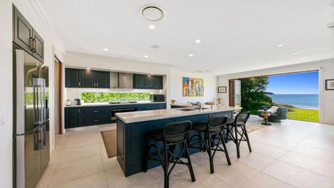 Absolute Beachfront On Stunning Pearl Beach - Accommodation Port Macquarie 4