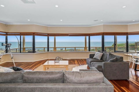 Absolute Oceanfront Escape - Accommodation Port Macquarie 1