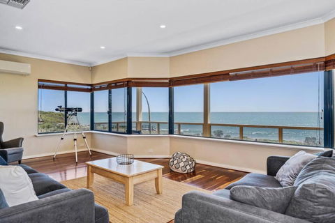 Absolute Oceanfront Escape - Accommodation Port Macquarie 3