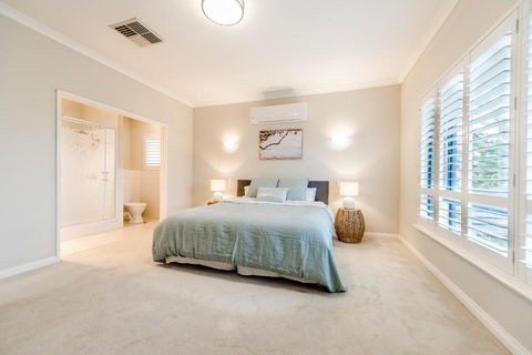 Absolute Oceanfront Escape - Accommodation Port Macquarie 4