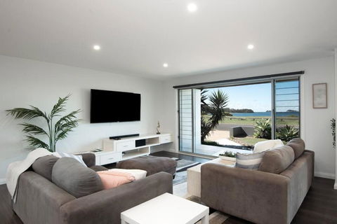 Absolute Waterfront, Amazing Views, Maloneys Beach - Accommodation Port Macquarie 1