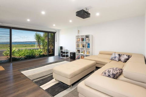 Absolute Waterfront, Amazing Views, Maloneys Beach - Accommodation Port Macquarie 2