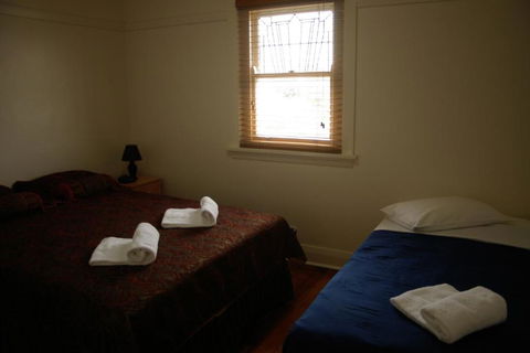 Accommodation Sydney Rockdale - 2 Bedroom Pet Friendly Budget Apartments With Balconies - Accommodation Port Macquarie 4