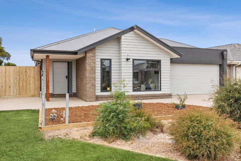 ADELPHI In The Point - Accommodation Port Macquarie 0