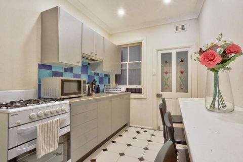 Affordable 3 Bedroom House Darlinghurst With 2 E-Bikes Included - Accommodation Port Macquarie 4
